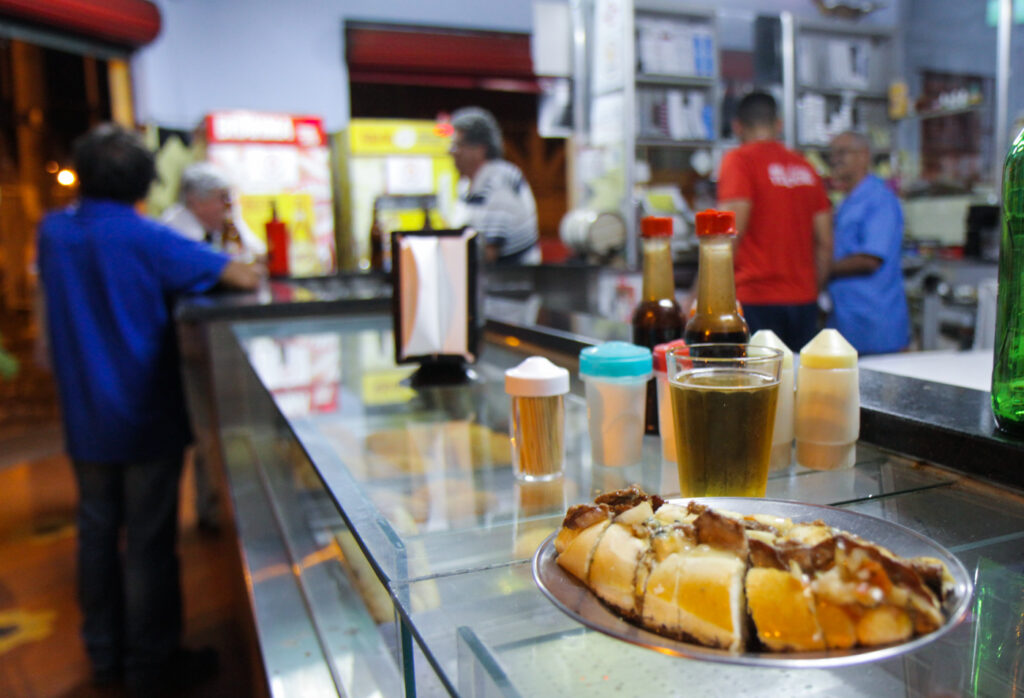 Lanche de rosbife com gorgonzola no convidativo balcão do Bar Vida Dura | Cumbuca Bares e Botecos de Campinas